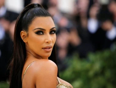 Αγνώριστη και...γήινη η Κιμ Καρντάσιαν σε φωτογραφία του 1994! (φωτο)